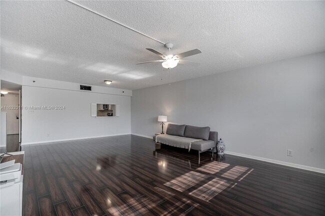 Foto del edificio - 3200 Port Royale Dr N