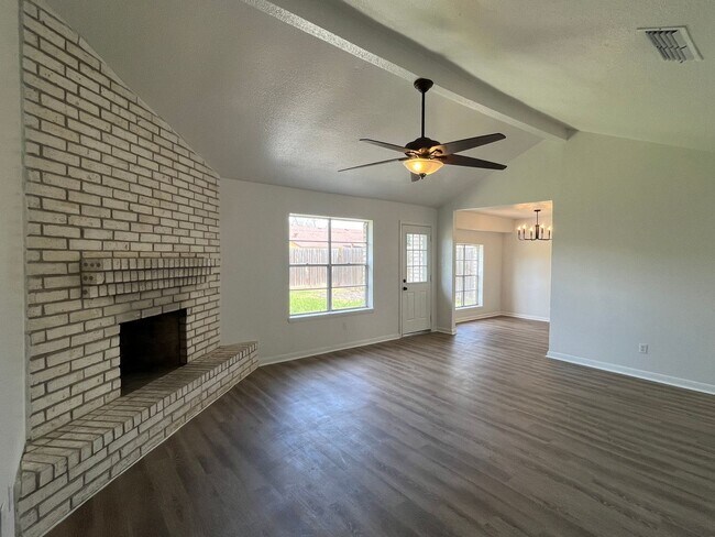 Building Photo - Recently Updated South Side Home!