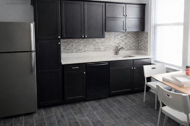 Building Photo - 1959 W Dickens Ave