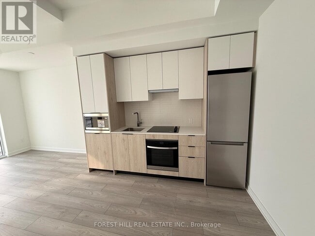 Building Photo - 1007 The Queensway