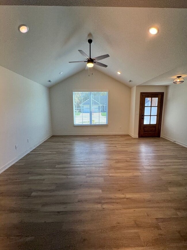 Building Photo - 3 bedroom 2 bath house