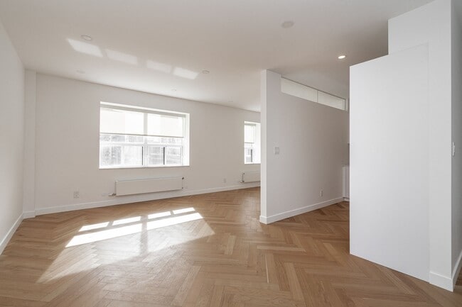 Building Photo - 110 Wellesley St E