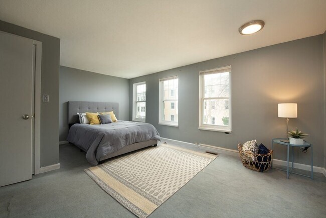 Foto del edificio - Five Bedrooms, three bath, townhouse
