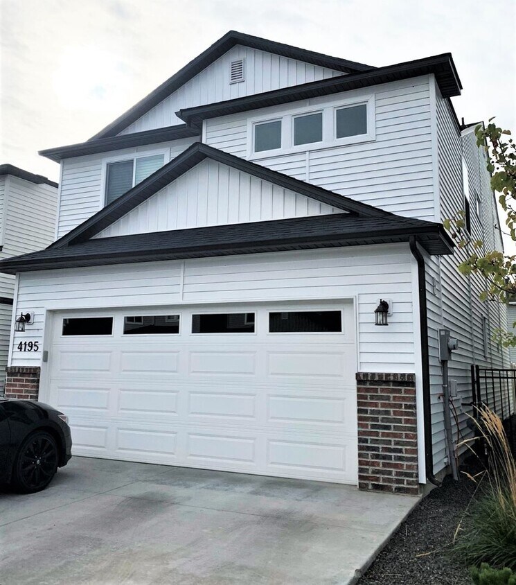 Primary Photo - Newer 4 bed 2.5 bath home off Overland and...