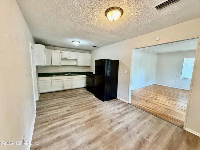 Building Photo - 1348 Crestwood St