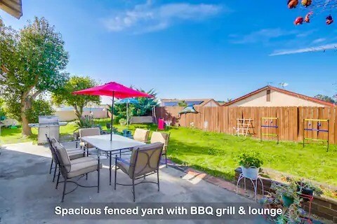 Este amplio espacio al aire libre es perfecto para reuniones soleadas o noches de barbacoa. - 6434 Bullock Dr