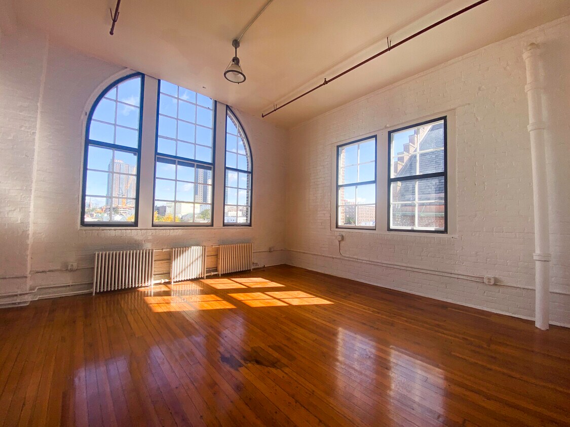 Primary Photo - 52 Webster Ave