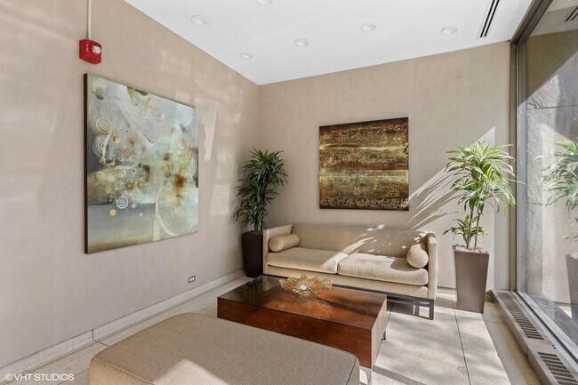 Foto del edificio - 1355 N Sandburg Terrace