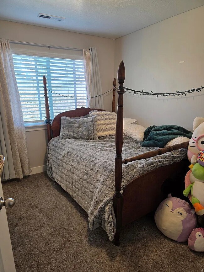 Foto del edificio - 284 Eaglewood Dr