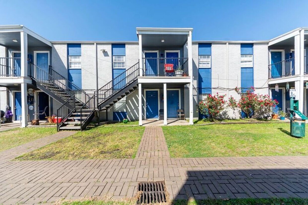 Primary Photo - 1800 N Wayside Dr