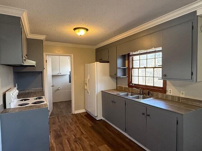 Foto del edificio - 3 Bedroom 2 Bathroom home available now in...