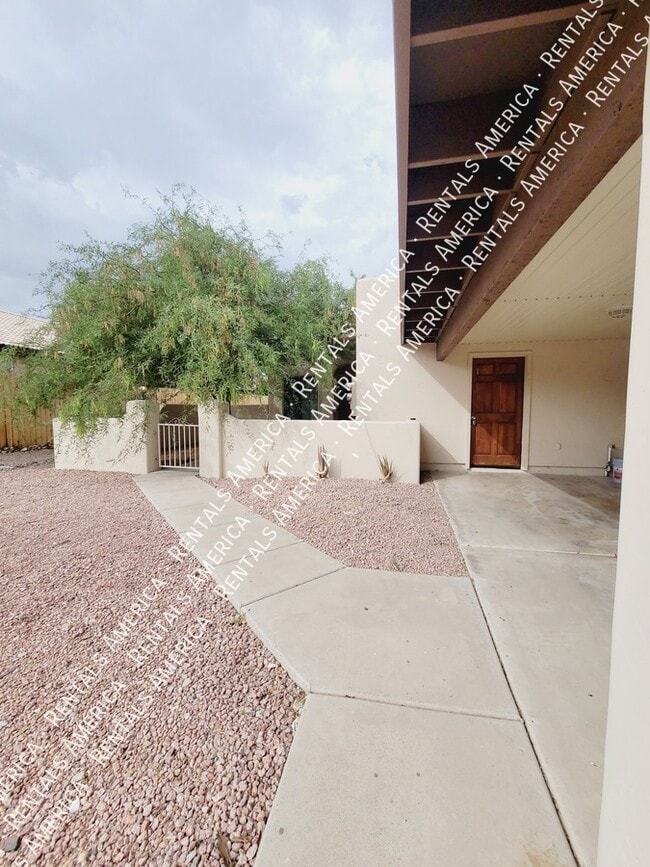 Building Photo - 13831 N Kendall Dr