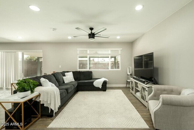 Foto del edificio - 8115 E Cypress St