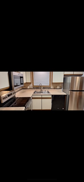 Building Photo - 526 Root Ave