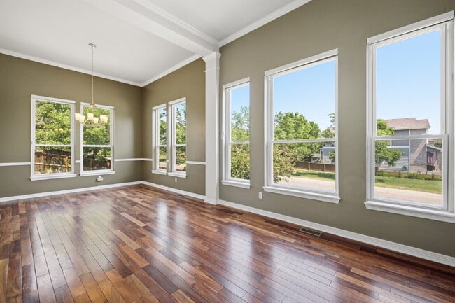 Foto del edificio - Spectacular Stonegate Living! Gorgeous 3-Bed Corner Finished Basement, Wet Bar, and Custom Marble...
