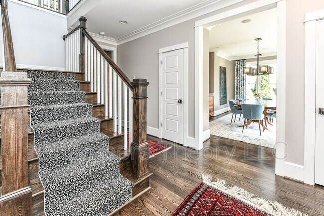 Building Photo - 215 N Van Buren St