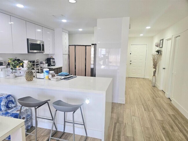 Foto del edificio - 7355 Woodmont Terrace