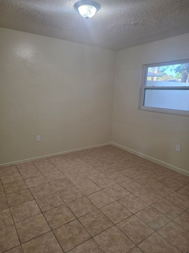 Building Photo - 5608 7th St Ct E