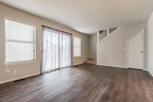 Foto del edificio - Beautiful 2BD/2.5 BTH Home Right off of NW Expressway and Shopping Areas