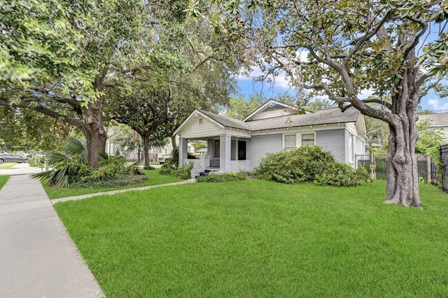 Building Photo - Charming 2-Bedroom Home with Hardwood Floo...