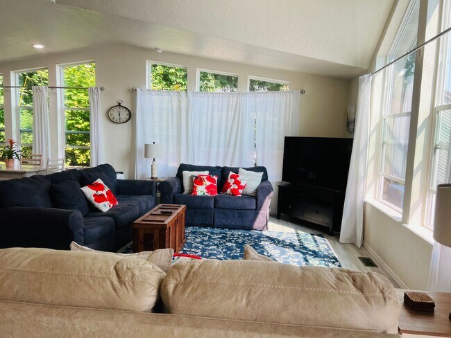 Foto del edificio - WATER FRONT HOME FULLY FURNISHED ALL INCLUSIVE  2bed 1.5 bath
