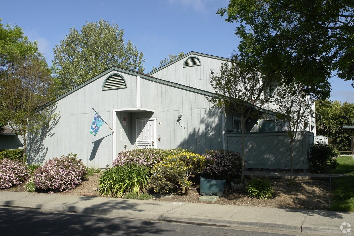 Building Photo - 3670 Silver Oaks Way