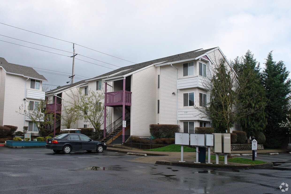 Darrin's Place Apartments 4439 NE 131st Pl Portland, OR Apartments