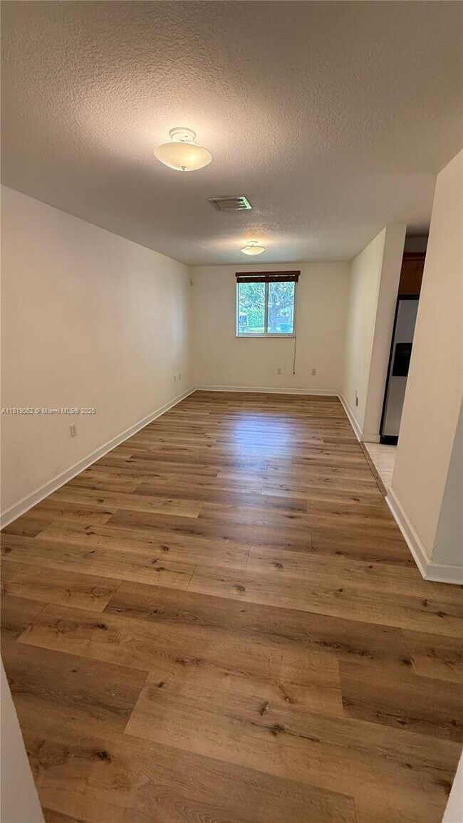 Foto del edificio - 5838 Devonshire Blvd