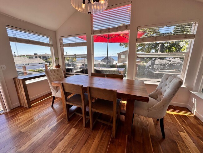 Foto del edificio - Charming West Seattle Home with Views of Puget Sound