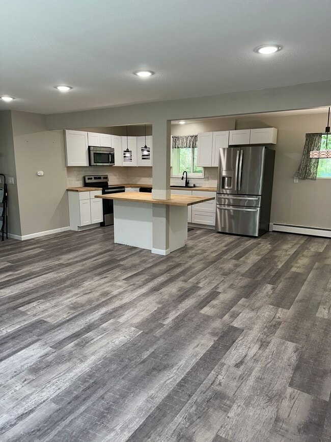 Building Photo - 14716 W Lake Ridge Dr