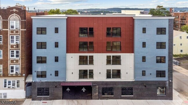 Building Photo - 180 Carroll St