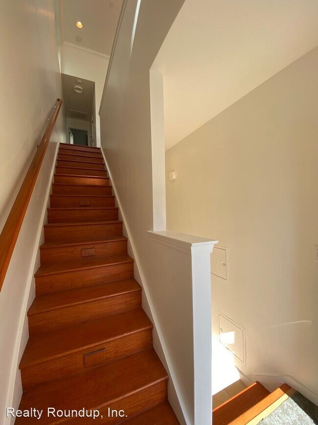 Building Photo - 2 br, 2.5 bath House - 142 4th St