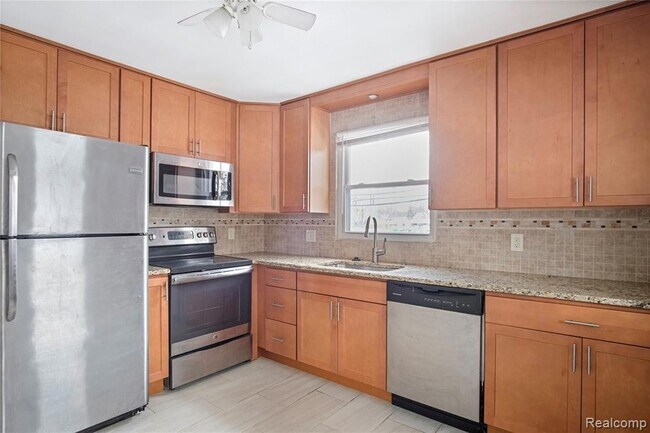 Building Photo - 115 W 13 Mile Rd