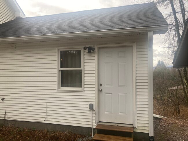 Building Photo - 851 Woods Hollow Rd