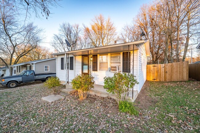 Building Photo - Adorable Home Close to Everything