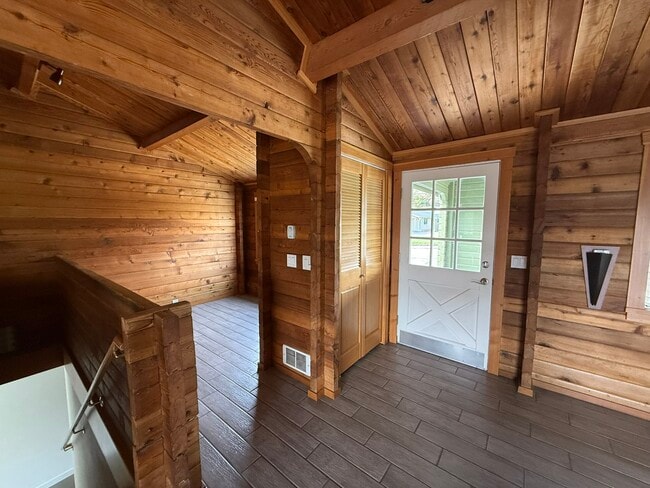 Building Photo - 901 S Sanders St