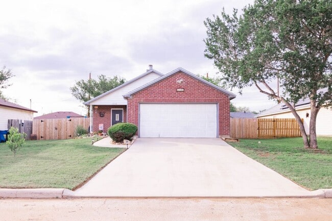 Building Photo - 1512 Sandra Cir