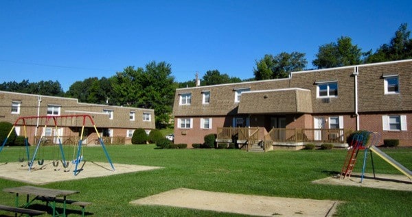 Primary Photo - 905 W Aaron Dr