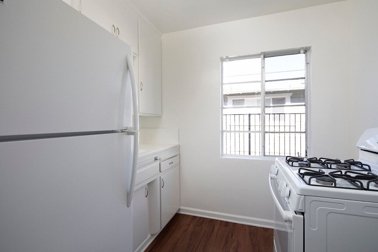 Building Photo - *2 WEEKS FREE* Studio Available in North P...