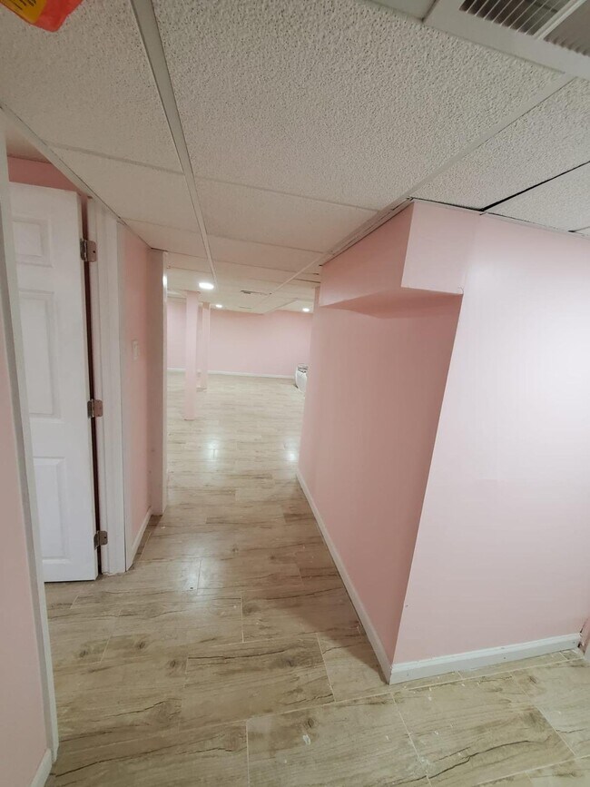 Foto del edificio - 133 Roberts Ave W