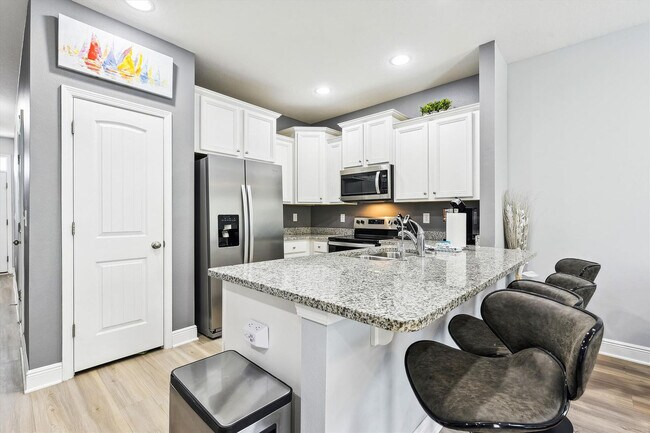 Building Photo - 7664 Shadow Lake Dr