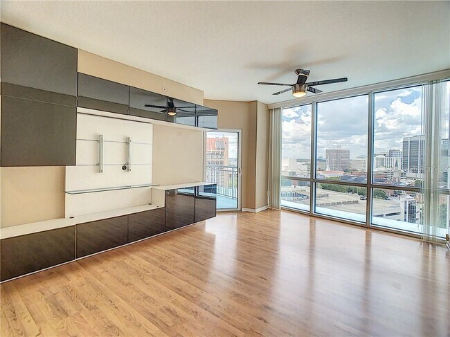 Foto del edificio - 322 E Central Blvd