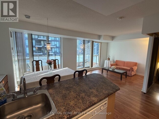 Building Photo - 76 Shuter St