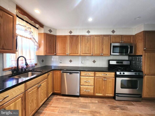 Foto del edificio - 443 E Pleasant St