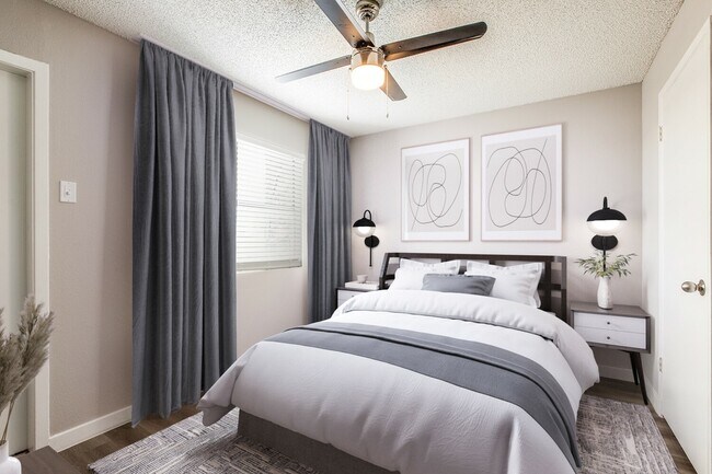 Relájese en el espacioso dormitorio principal, diseñado para brindar comodidad y estilo. Con acabados contemporáneos, pisos estilo madera y un ventilador de techo para brindar comodidad durante todo el año, este acogedor espacio está listo para ser su refugio personal. - Villa De Oro