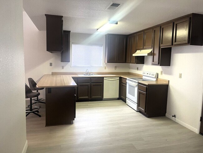 Building Photo - 3 Bedroom home in Sunset Park Subdivision
