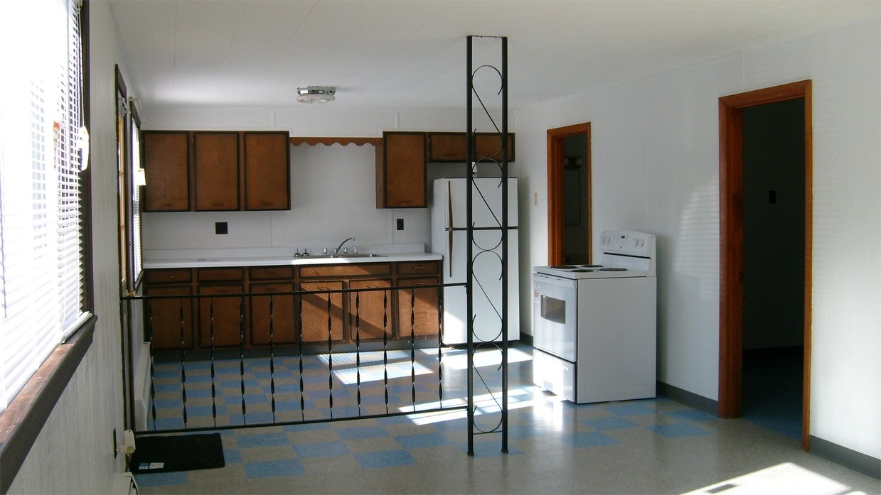 Primary Photo - 527 Hinckley Rd