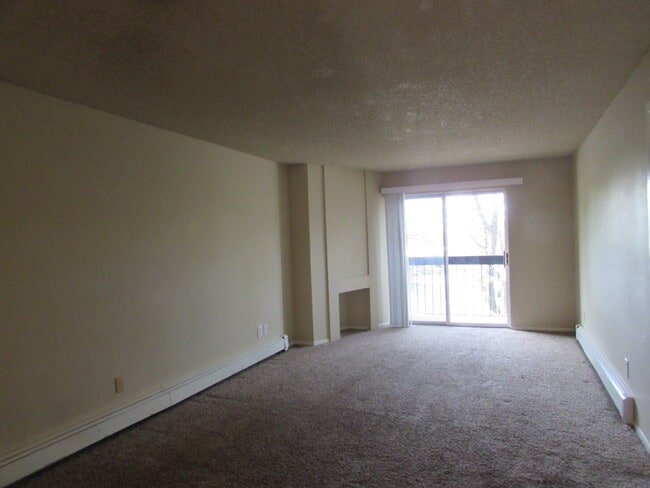 Building Photo - 3146 Lakeside Dr