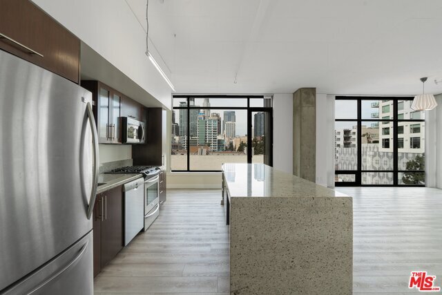 Foto del edificio - 1111 S Grand Ave