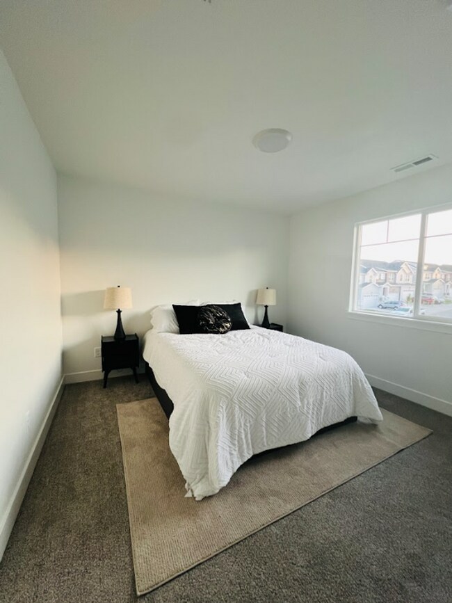 Foto del edificio - 1051 N Freeman Dr